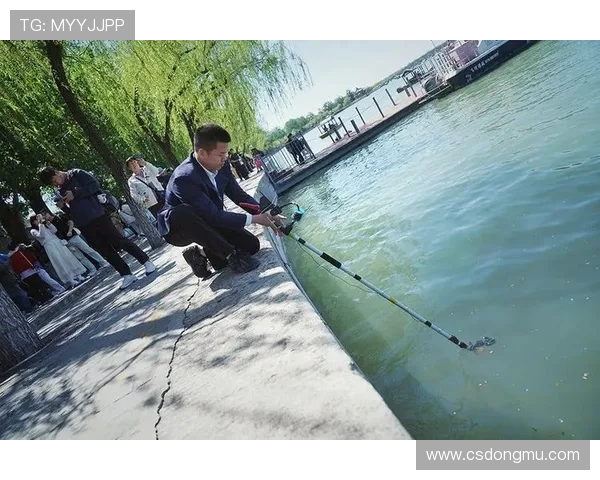 颐和园 “打捞神器” 3 分钟捞起落水手机 游客惊喜发现仍可使用